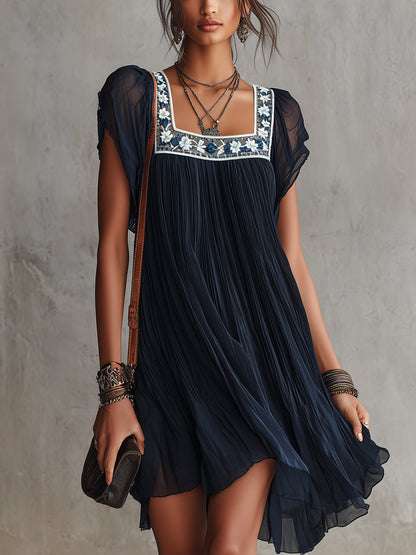 Belen | Vestito corto in chiffon plissettato ricamato con motivi floreali in blu navy