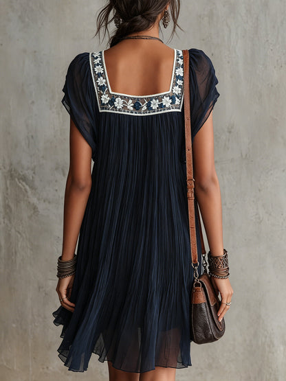 Belen | Vestito corto in chiffon plissettato ricamato con motivi floreali in blu navy