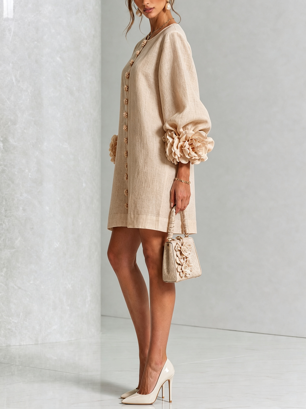 Anastasia | Vestito Mini Beige con Bottoni Floreali e Polsini Floreali Impattanti