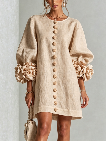 Alma | Vestito Mini Bianco con Fiori e Polsini Floreali Imponenti
