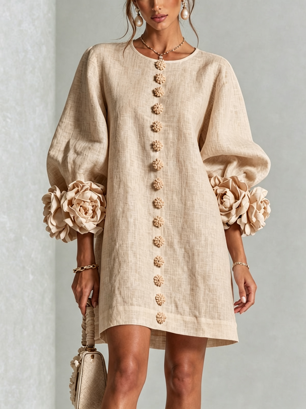 Anastasia | Vestito Mini Beige con Bottoni Floreali e Polsini Floreali Impattanti