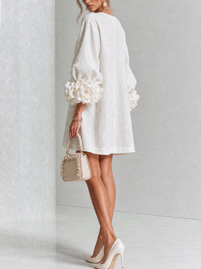 Alma | Vestito Mini Bianco con Fiori e Polsini Floreali Imponenti