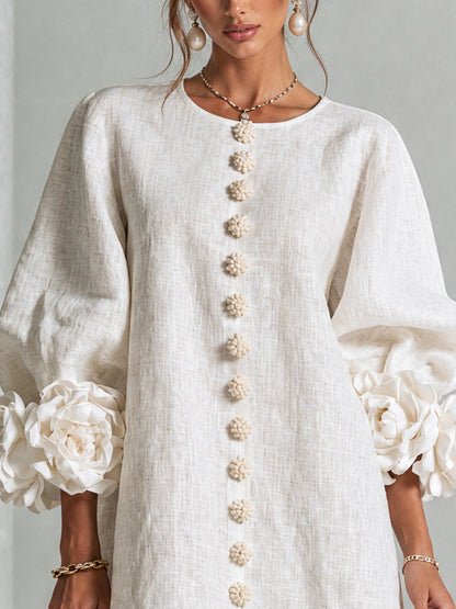 Alma | Vestito Mini Bianco con Fiori e Polsini Floreali Imponenti
