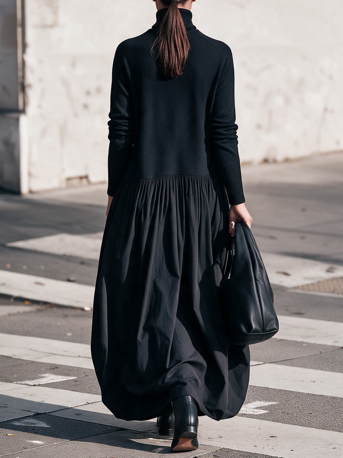 Melissa | Abito Maxi Oversized Nero con Collo Alto e Dettagli Tasche